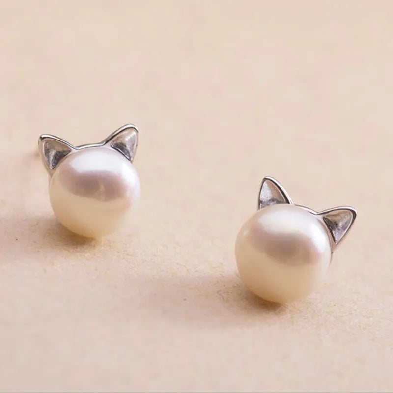 Élégantes boucles d'oreilles en argent sterling avec perle et motif chat