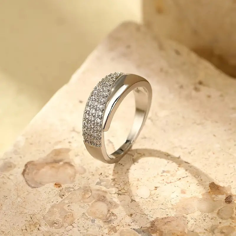 Bague élégante en or avec pierres scintillantes           (Offre 1+1 : ajoutez 2 bagues au panier pour en recevoir 1 gratuite)
