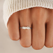 Bague en argent intemporelle avec perle d'eau douce scintillante